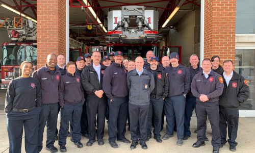 Sebastian Conrad (Mitte) mit seinen Berufskollegen vom Chattanooga Fire Department. Foto: Chattanooga Fire Department