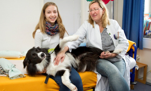 lea Tschierschke und Dr. Antje Mey freuen sich gemeinsam mit Therapiehund Nox auf das Benefizkonzert.Bildnachweis: Privat/Verena Meier
