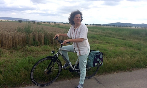 Ghalia El Boustami mit dem Fahrrad auf dem Weg nach Apelnstedt. Foto: Bündnis 90/Die Grünen