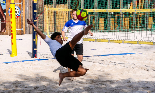 Der Einsatz von Händen und Armen war beim Beach-Fußballtennis nicht erlaubt. Foto: Stadt Wolfenbüttel