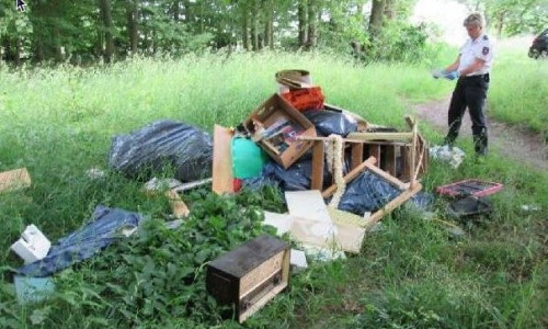Polizei untersucht illegal entsorgten Müll. Foto: Polizei Braunschweig