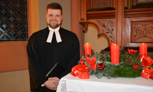 Pastor Titus Eichler gestaltete den Carol Service in der festlich geschmückten St.-Godehard-Kirche. Fotos: Ev.-Luth. Kirchenkreis Peine