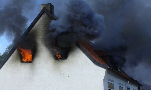 Schwarzer Rauch über Salzgitter. Ein Wohnungsbrand sorgte für einen Einsatz der Feuerwehren. Fotos: Rudolf Karliczek