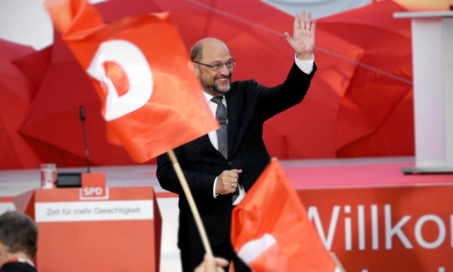 SPD-Kanzlerkandidat Martin Schulz begrüßt die Anwesenden auf dem Marktplatz in Salzgitter-Bad. Video: Alexander Panknin