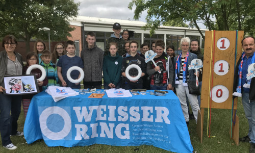Komm. Schulleiterin Kegel und SchülerInnen der OBS Vienenburg freuen sich über das Engagement des es WEISSEN RINGS beim Schulfest. Foto: WEISSER RING