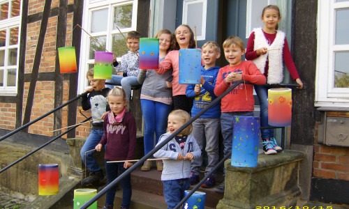 Stolz präsentierten die Kinder am Ende der Kinderkirche ihre gut gelungenen Laternen. Foto: Privat