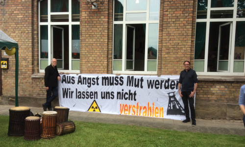 Und schon immer mit dabei, provozierende Banner und Plakate. Sie sollen den Menschen die Augen öffnen. Foto: AG Schacht Konrad