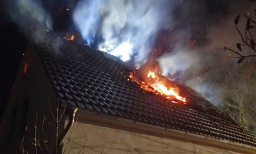 Anfang April brannte der Dachstuhl eines leerstehenden Hauses. Foto: Feuerwehr Helmstedt