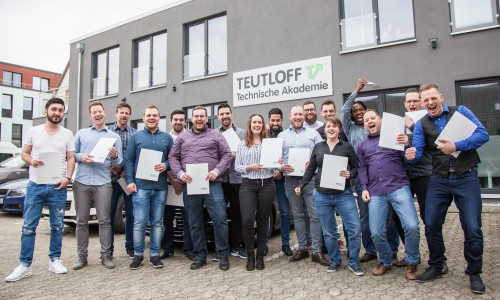 Die nächste Karrierestufe erreicht: 17 Absolventen nahmen ihr Abschlusszeugnis am Teutloff-Standort Wolfsburg entgegen. Foto: Teutloff / Andreas Rudolph
