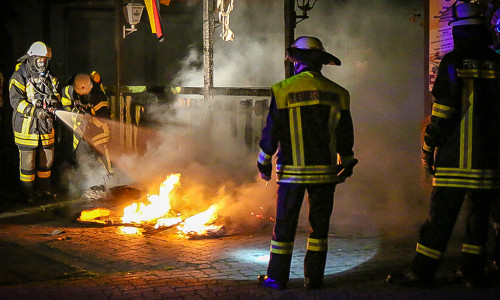 Feuerwehrkräfte mit Atemschutzgeräten löschen  den Brand. Foto: Werner Heise