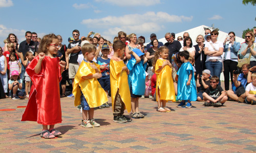 Als Farben verkleidet tanzten die Kinder des Lebenshilfe-Kindergartens Löwenzahn zu einem Regenbogen-Lied. Foto: Lebenshilfe 