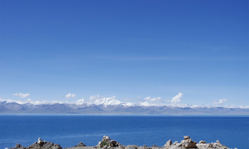 Der See Nam Co liegt 4.700 meter über Normal Null. Im Hintergrund sieht man den Nyainqêntanglha, der mit seinen 7.162 Metern Höhe Namensgeber der Bergekette ist. Foto: Nicole Börner/TU Braunschweig
