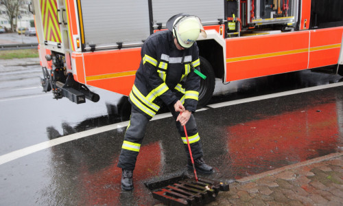 Zur Gefahrenabwehr reinigte die Feuerwehr die Gullys. Fotos: Rudolf Karliczek