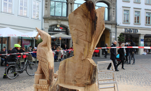 Damit die Holz-Skulpturen so schön anzusehen sind, muss der Künstler viel Herzblut investieren. Foto: Nick Wenkel