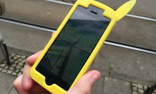 In aller Handys - Die Pokemon erobern die Region. Foto: Anke Donner