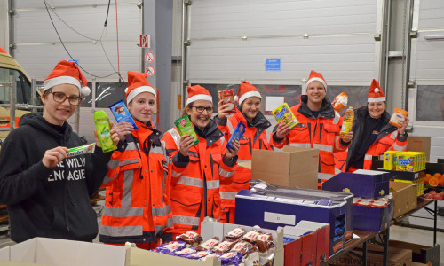 Ehrenamtliche Helfer füllen die Kartons für Johanniter-Weihnachtstrucker. Foto: Oliver Schiff/ Johanniter