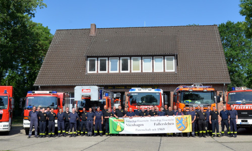 Gruppenbild vor dem Feuerwehrhaus Nienhagen. Foto: Feuerwehr Fallersleben