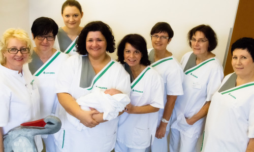 Gruppenbild mit Neugeborenem: Oberärztin der Geburtshilfe der Harzklinik Goslar, Ute Lejon (links),  mit dem  Team der Hebammen Foto: Asklepios Harzkliniken