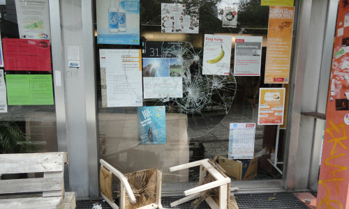 Weiterer Angriff auf das AStA-Büro: Die Scheiben sind in der Nach von Samstag auf Sonntag eingeworfen worden. Foto: privat