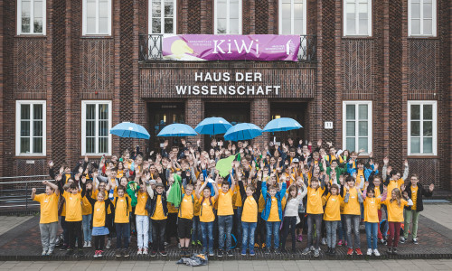 Die KiWi-Forscherinnen und Forscher vor dem Haus der Wissenschaft. Foto: Haus der Wissenschaft/Florian Koch