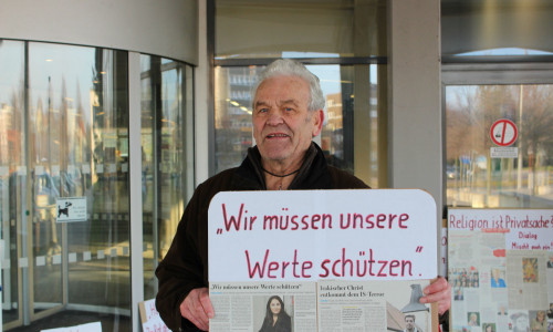 Wolfgang Wolters demonstriert vor dem Rathaus. Foto: Alexander Panknin