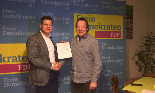 Björn Försterling und Thomas Fach bei der Ehrung Försterlings für 20 Jahre Mitgliedschaft. Foto: Max Weitemeier