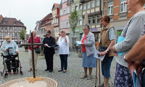 Die Pastorin Britta Grund fand während des Friedensgebets eindeutige Worte im Zusammenhang mit den Hamburger Krawallen. Foto: Achim Klaffehn