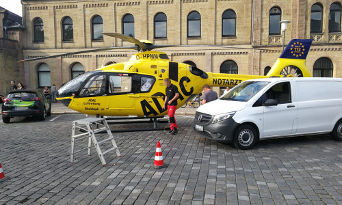 Der Rettungshubschrauber befand sich stundenlang am Goslarer Bahnhof und kann nicht abheben. Foto: Aktuell24 (DC)
