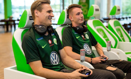 Die E-Sportler des VfL Wolfsburg. Benedikt Saltzer (SaLz0r) und Timo Siep (TimoX). Foto: VfL Wolfsburg