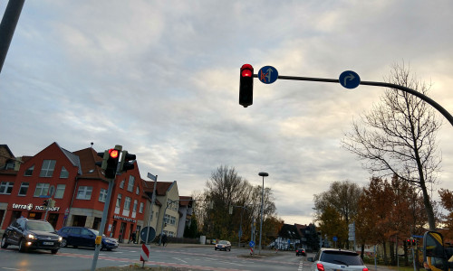 Nicht alle Autofahrer halten sich an das Linksabbieger-Verbot an der Kreuzung  Dr.-Heinrich-Jasper-Straße. Sind etwa die Schilder zu klein? Foto: Werner Heise
