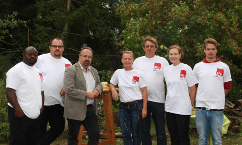 Die Evessener Kommunalwahlkandidaten der SPD zu Besuch in einer Imkerei. Foto: Privat