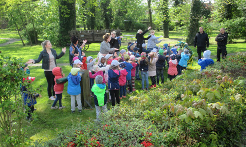Kinder und Begleiter singen das Segenslied. Im Bild Uta Sahr (2. v.li.) und  Marion Görgen (2.v. r.) mit den Kindern. Foto: DLS