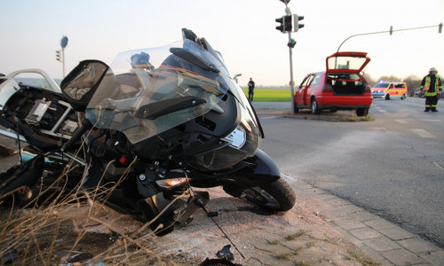 Der Fahrer des Motorrads wurde bei dem Unfall schwer verletzt. Foto: Rudolf Karliczek