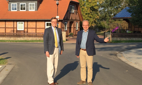 Landrat Dr. Andreas Ebel (links im Bild) und Thomas Spanuth, Bürgermeister der Gemeinde Meinersen, freuen sich über den abgeschlossenen Ausbau der Ortsdurchfahrt Höfen. Foto: Landkreis Gifhorn