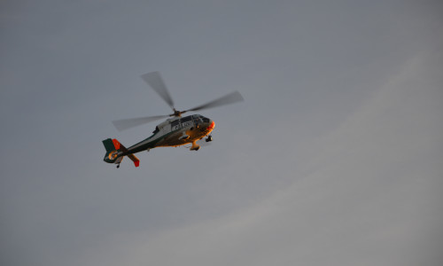 Der Hubschrauber suchte die Gegend nach der vermissten Dame ab. Foto: Tobias Breske