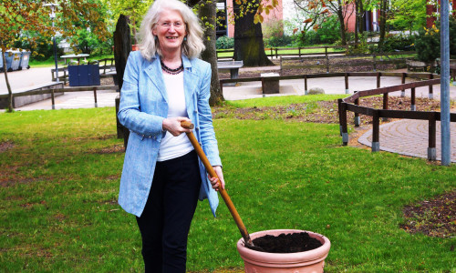 Urban Gardening in Braunschweig, Projektleiterin Ursula Hellert bepflanzt symbolisch den ersten Reissack, Foto: Hüttermann