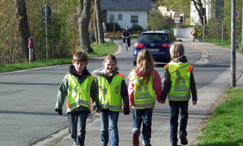 Schüler der Schunterschule in Flechtorf bei der Verkehrserziehung im Schulumfeld. Foto: Achim Klaffehn