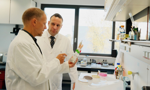 Prof. Dr. Jörg Overmann (links) und Oliver Schatta (rechts) im Labor. Quelle: DSMZ