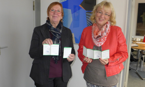 Erste Stadträtin Christa Frenzel und Leiterin Stabstelle Gesundheitsregion Barbara Henning präsentieren die Patientenkarte. Foto: Stadt Salzgitter