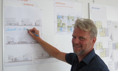 Ulf Maaßen erläutert das Baugemeinschaftsprojekt „Sonnenfänger“ am Hellwinkel. Foto: AREA – Agentur für räumliche Entwicklungsalternativen