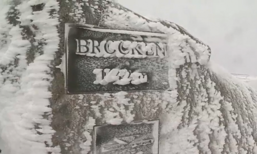 Starke Schneeverwehungen fegen über den Brocken. Video: aktuell24(BM)