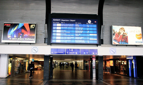 Im Braunschweiger Hauptbahnhof gibt es mehrere digitale Stadtinformationsanlagen. Archivbild