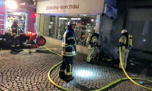 In der Nacht brannte in Helmstedt eine Altpapiertonne. Foto: Feuerwehr Helmstedt
