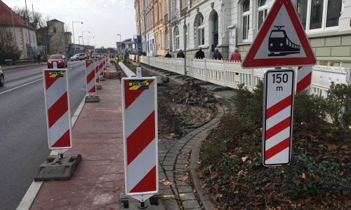 Der Radweg kann derzeit nicht benutzt werden, die Fahrbahnspur wurde nur leicht verengt. Foto: Alexander Dontscheff