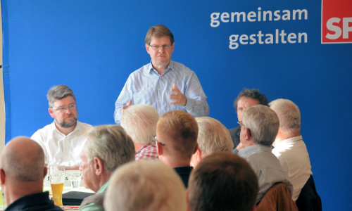 SPD-VIze Ralf Stegener war auf Einladung des Bundestagskandidaten Marcus Seidel "Auf ein Wort" nach Dassel gekommen. Foto: SPD