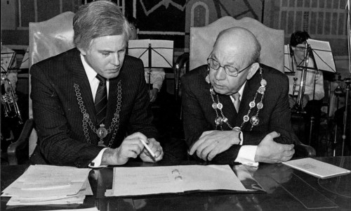 Am 8. Dezember 1987 unterzeichneten Braunschweigs Oberbürgermeister Gerhard Glogowski (links) und Magdeburgs Oberbürgermeister Werner Herzig den Partnerschaftsvertrag. Foto: Stadt Braunschweig. 
