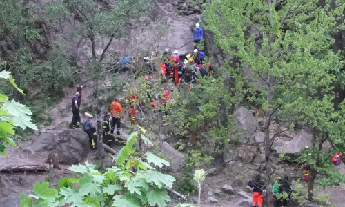 An der Marienwand im Okertal ist am Nachmittag ein Kletterer abgestütz und wurde schwer verletzt. Fotos: Feuerwehr Oker.