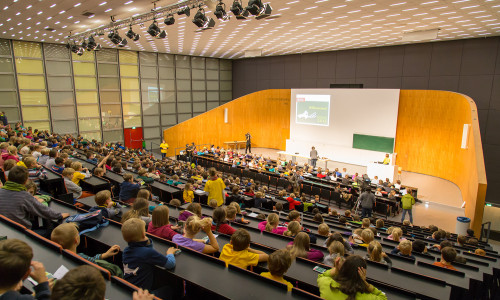 Rund 3500 Kinder können das Studierendenleben in fünf Vorlesungen testen. Foto: Sebastian Olschewski/ TU Braunschweig