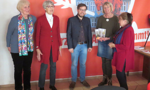 Elke Lumma, Heide Wilkens, Victor Perli, Gisela Schlee und Marita Bartusch (v. li.) im Roten Pavillon. Foto: Verein Jahreszeiten