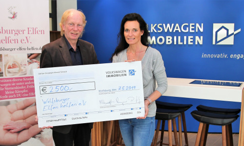 Michael Leipelt übergibt den Scheck an Daniela Voß. Foto: Volkswagen Immobilien
